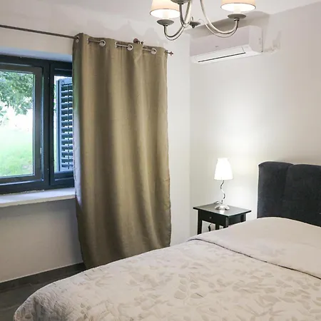 Holiday home Cozy In Tribalj With Kitchen *
