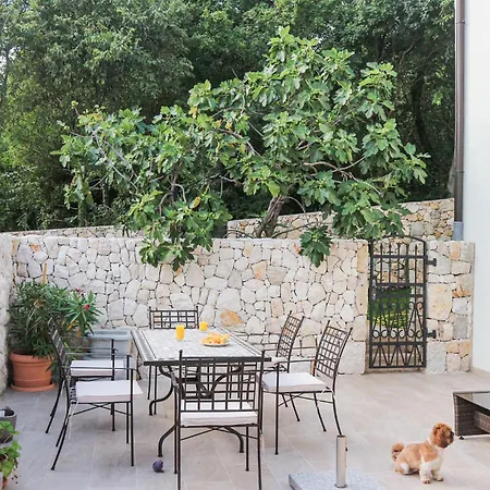 Casa vacanze Cozy In With Kitchen